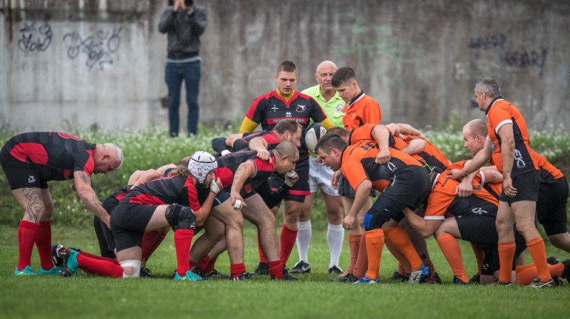 "Miesnieku" un "Ežu" spēlētāji pirms cīņas. Foto: Zigismunds Zālmanis (LRF)