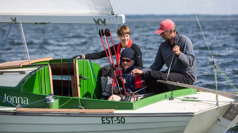 Igaunijas prezidente Kersti Kaljulaida burā ar FOLKBOAT klases jahtu lielākajā Igaunijas regatē. Foto: Gerli Tooming