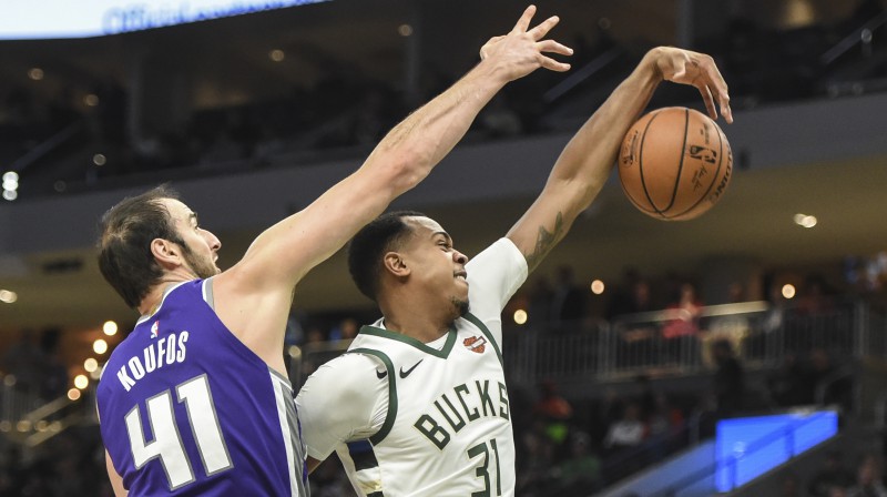 Kosta Kufoss pret Džonu Hensonu. Foto: USA Today Sports/Scanpix