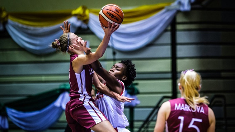 Māra Mote, Alise Markova un Latvijas U19 izlase: pirmā vieta A grupā. Foto: FIBA