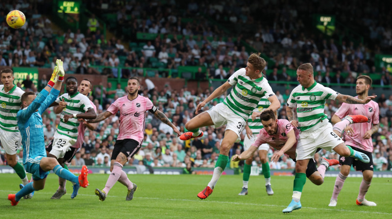 Glāzgovas "Celtic" aizsargs Kristofers Ajers gūst uzvaras vārtus spēlē ar Tallinas "Nõmme Kalju". Foto: Andrew Milligan/PA Wire/PA Images/Scanpix