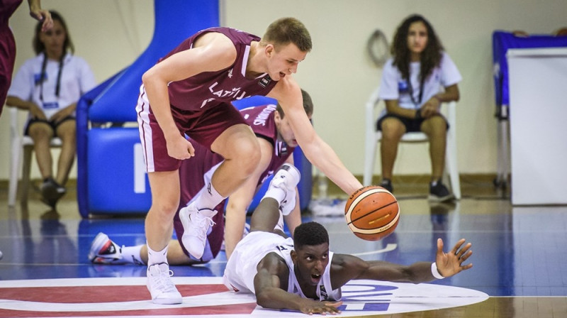 Cīņa par bumbu Latvijas un Francijas U18 izlašu spēlē. Foto: FIBA