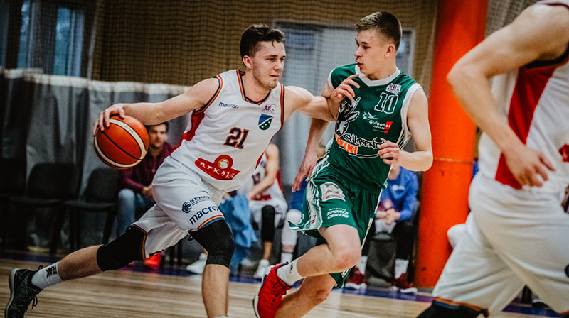 Kristiāns Šulcs aizsardzībā pret Robertu Pāži LBL2 finālā. Foto: basket.lv