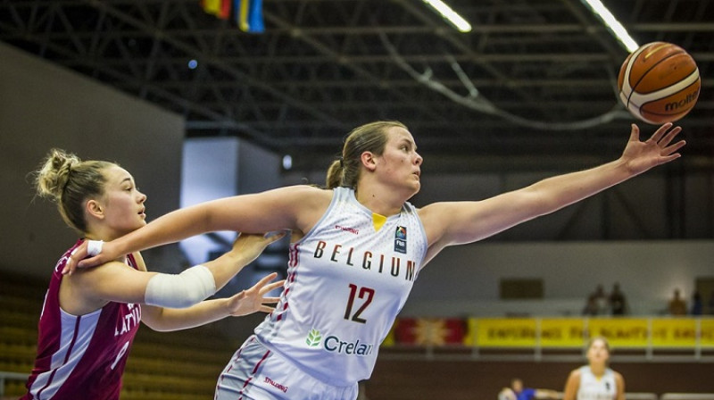 Janeta Rozentāle cīņā ar Billiju Mesi. Foto: FIBA