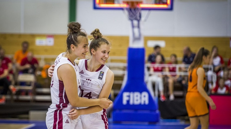 Aleksa Gulbe un Luīze Šepte: 1000 punktu kluba dalībnieces. Foto: FIBA