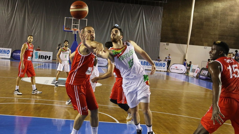 Klints Kapela (Nr. 15) noskatās kā portugālis uzbrūk Šveices izlases grozam. Foto: FIBA