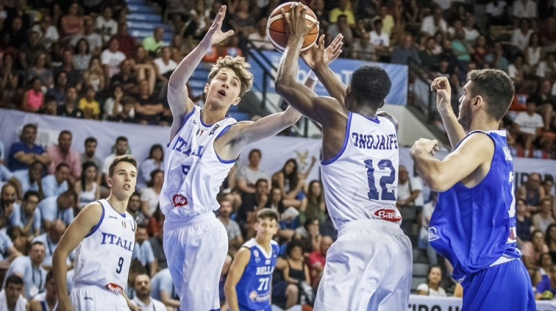 Cīņa par bumbu Itālijas un Grieķijas U16 izlašu spēlē. Foto: FIBA