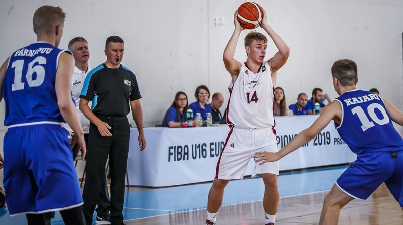 Kristaps Arbidāns ar bumbu. Foto: FIBA