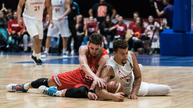 Cīņa par bumbu Dānijas un Baltkrievijas izlašu spēlē. Foto: FIBA