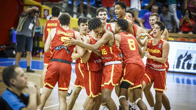 Spānijas U16 izlases basketbolistu prieki. Foto: FIBA