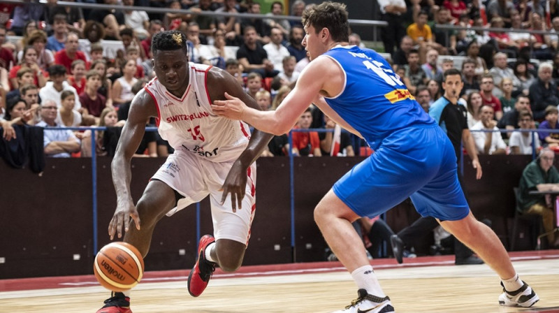 Šveicietis Klints Kapela ar bumbu spēlē pret Islandes izlasi. Foto: FIBA