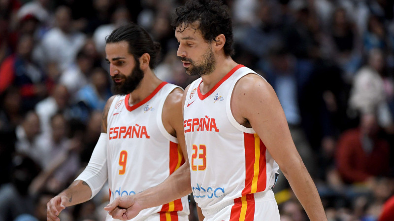 Spānijas izlases basketbolisti Rikijs Ruvio (pa kreisi) un Serhio Ļuļs. Foto: Harry How/AFP/Scanpix