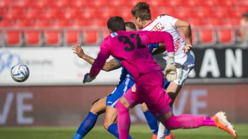 Roberts Uldriķis cīņā pret "Luzern". Foto: Keystone/Blick