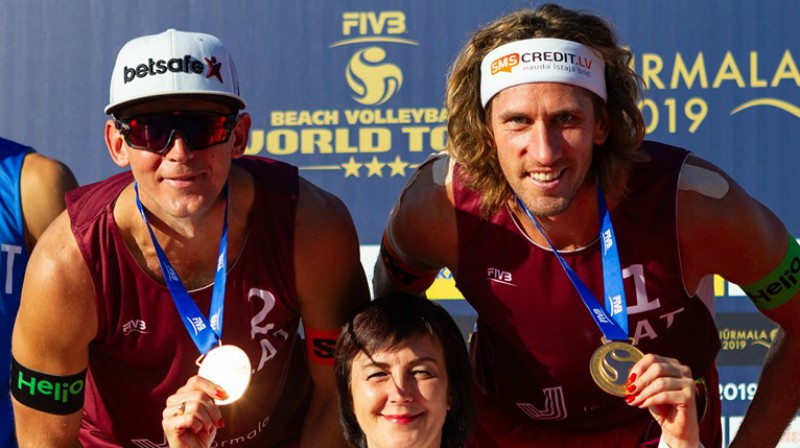 Jānis Šmēdiņš, kurortpilsētas domes priekšsēdētāja vietniece Rita Sproģe, Aleksandrs Samoilovs. Foto: Jurmala.Beachvolley