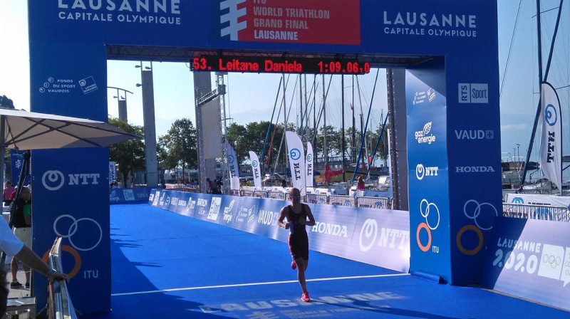 Daniela Leitāne sasniedz finišu Lozannā. Foto: Latvijas Triatlona federācija