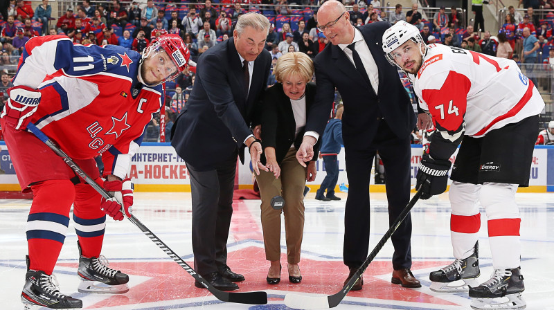 KHL divpadsmitās sezonas simboliskais atklāšanas spēles iemetiens. Foto: Yelena Rusko/TASS/Scanpix