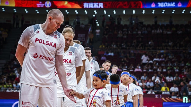 Polijas basketbolisti un ķīniešu bērni. Foto: FIBA