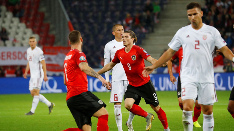 Vitālijs Maksimenko (nr. 2) noplāta rokas pēc vārtu zaudējuma. Foto: Reuters/Scanpix