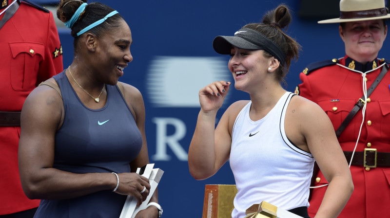 Serēna Viljamsa un Bjanka Andresku 11. augustā "Rogers Cup" titula ceremonijā Toronto. Foto: The Canadian Press/PA Images