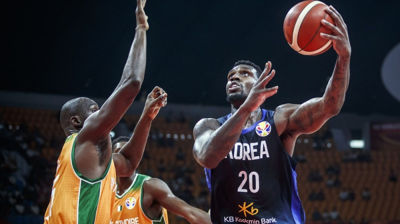 Dienvidkorejas izlases līderis Rikardo Ratklifs (Guna Ra) uzbrūk Kotdivuāras grozam. Foto: FIBA