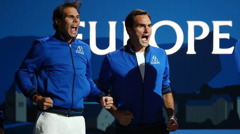 Rafaels Nadals un Rodžers Federers komandas biedru un līdzjutēju lomā "Laver Cup" turnīrā Ženēvā. Foto: Reuters/Scanpix