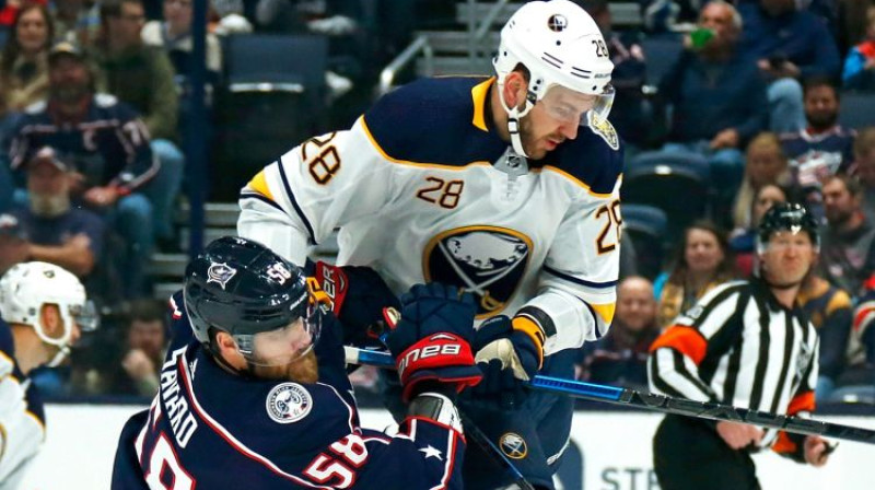 Zemgus Girgensons cīņā pret "Blue Jackets". Foto: AFP/Scanpix