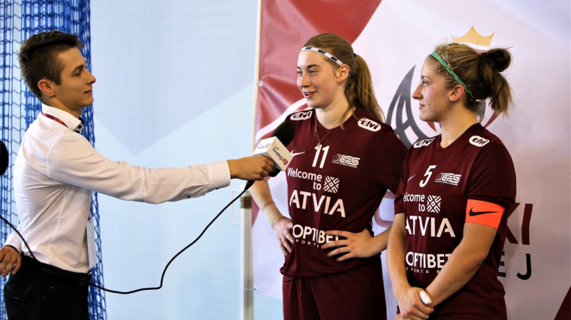 Pēcspēles interviju sniedz Klinta Mārtiņjēkaba (#11) un Elīza Elizabete Bērziņa (#5). Foto: Ritvars Raits, floorball.lv