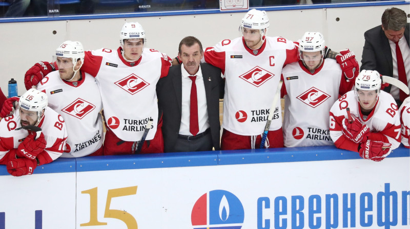 Kaspars Daugaviņš (no kreisās) un Mārtiņš Karsums ar partneriem no Maskavas "Spartak" komandas. Foto: Sergei Fadeichev/TASS/Scanpix