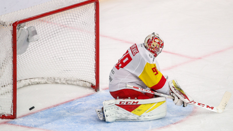 Jānis Kalniņš ielaiž vārtus. Foto: Yegor Aleyev/TASS/Scanpix