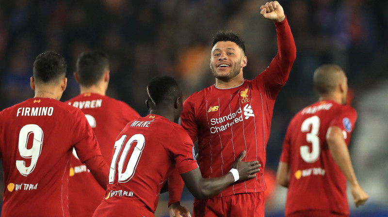 "Liverpool" futbolisti apsveic Aleksu Oksleidu-Čemberlenu. Foto: Mike Egerton/EMPICS Sport/Scanpix