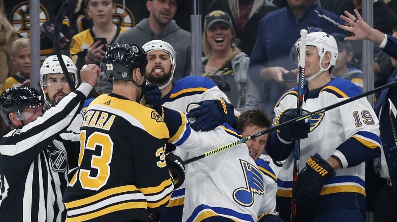 Zdeno Hāra un Breidens Šenns saķērās jau pirmajā minūtē. Foto: AP/Scanpix