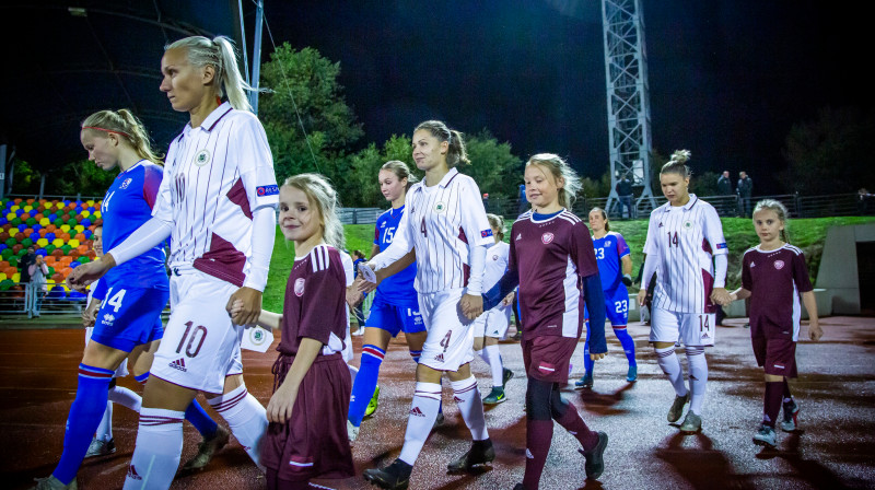 Latvijas izlase pirms spēles pret Islandi / Foto: Nora Krevņeva-Baibakova