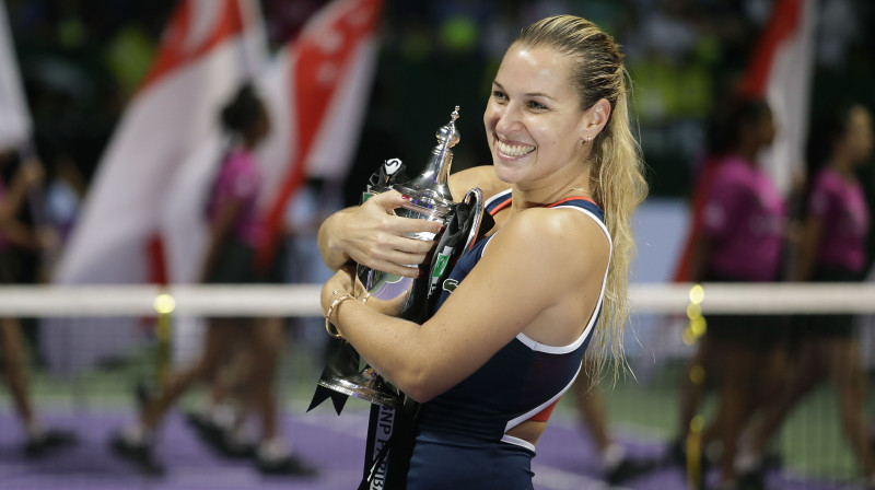 Dominika Cibulkova 2016. gadā ar "WTA Finals" trofeju. Foto: AP/Scanpix