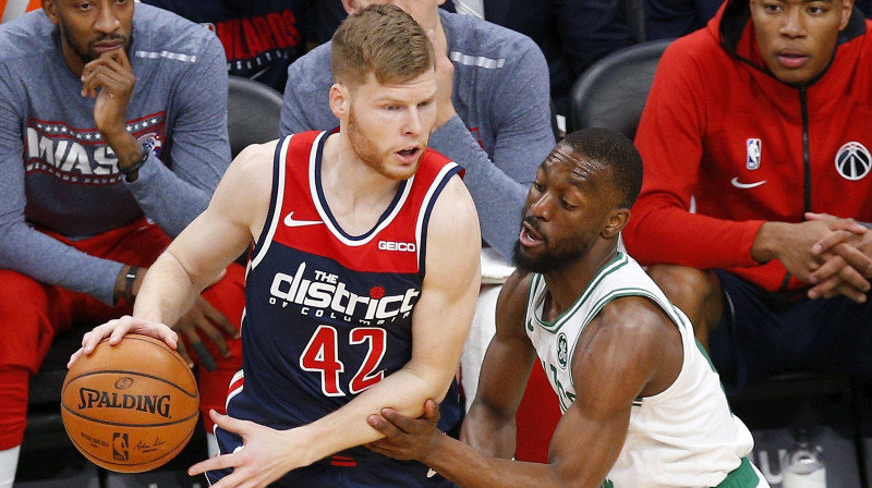 Dāvis Bertāns pret ''Celtics" zvaigzni Kembu Vokeru. Foto: EPA/Scanpix