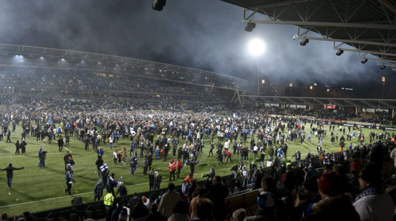 Somija izlases fani pēc spēles iziet stadionā, lai kopā ar spēlētājiem svinētu tikšanu finālturnīrā. Foto: AFP/Scanpix