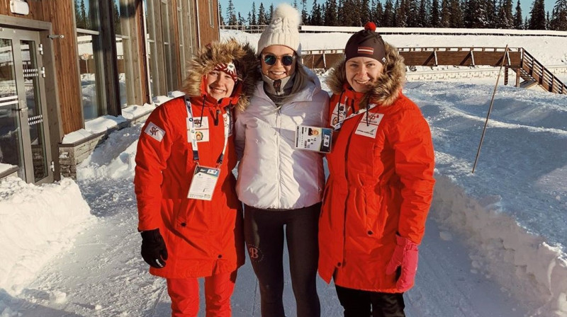 Annija Keita Sabule (pa vidu) un Sandra un Sanita Buliņas. Foto: Instagram.com/annijasabule