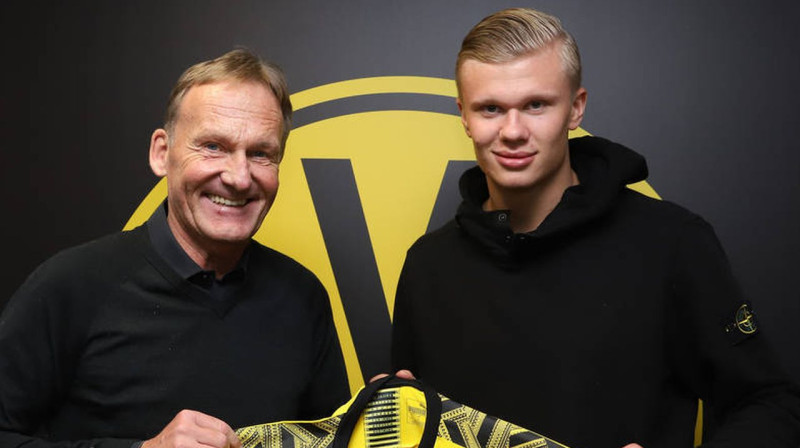 Erlings Holanns saņem savu jaunās komandas formas kreklu. Foto: Borussia Dortmund