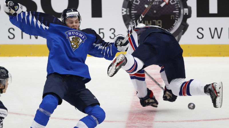 Spēka spēle Somijas un ASV U20 izlašu cīņā. Foto: Petr David Jošek/AP/Scanpix