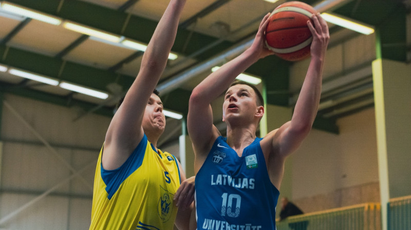 Roberts Bērze ar bumbu. Foto: LU basketbols