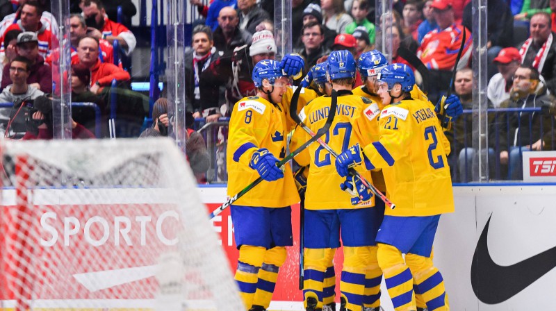 Zviedrijas hokejisti svin vārtu guvumu pret Čehiju. Foto: imago images/Bildbyran/Scanpix