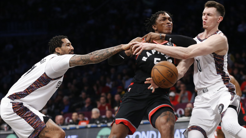 Rodions Kurucs (Nr. 00) aizsardzībā. Foto: Nicole Sweet/USA Today Sports/Scanpix