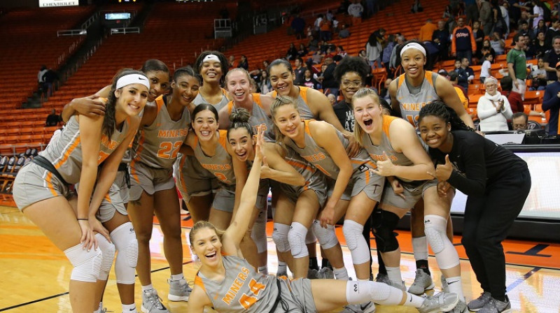 Sabīne Lipe un UTEP basketbolistes 2020. gada 4. janvārī pēc uzvaras pār "Florida Atlantic". Foto: Michael Reese