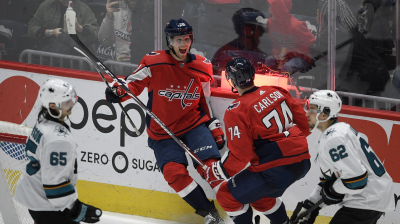 Vašingtonas "Capitals" hokejisti svin uzvaras vārtu guvumu. Foto: Nick Wass/AP/Scanpix