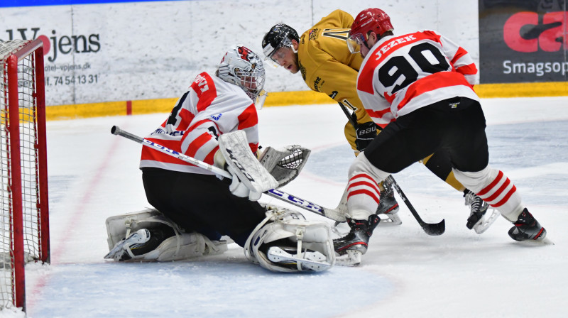 Divu vārtu guvējs Sems Herrs cīņā pie Krakovas "Cracovia" vārtiem. Foto: iihf.com