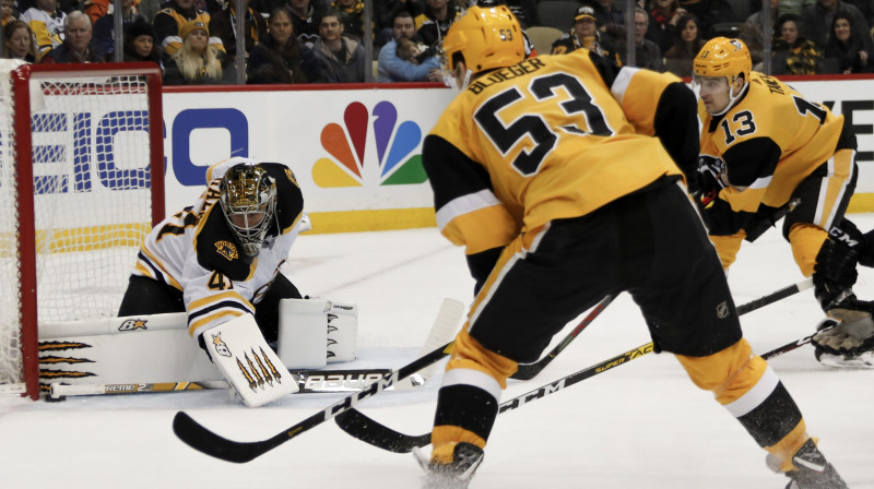 Teodors Bļugers uzbrukumā Bostonas "Bruins" vārtiem. Foto: Keith Srakocic/AP/Scanpix