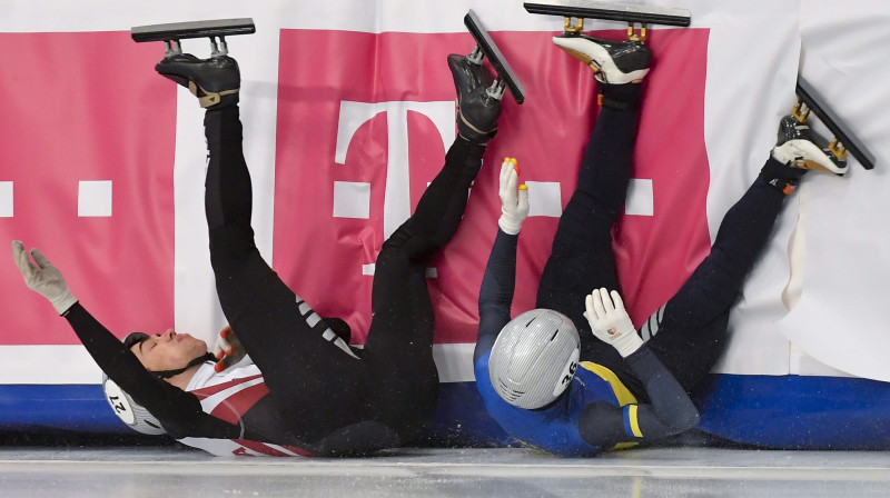 Roberts Krūzbergs (pa kreisi) pēc kritiena Eiropas čempionāta pusfinālā. Foto: EPA/Scanpix
