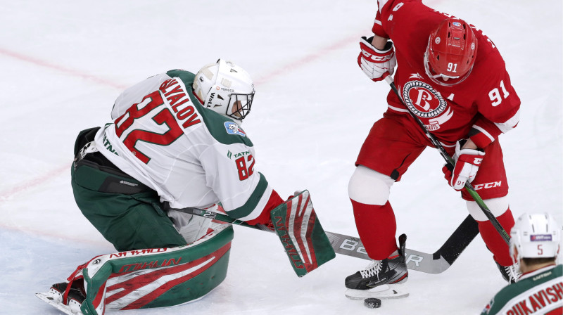 Kazaņas "Ak Bars" vārtsargs Timurs Biļalovs cīņā ar Podoļskas "Vityaz". Foto: Mikhail Japaridze/TASS/Scanpix