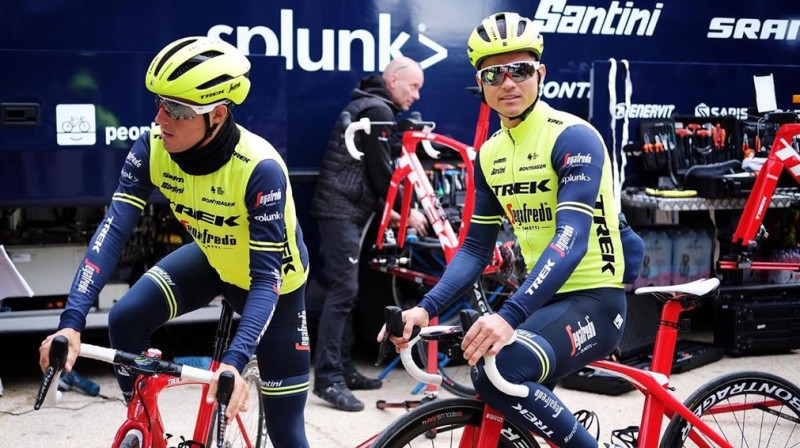 Emīls Liepiņš (pa labi) "Trek-Segafredo" treniņnometnē. Foto: Trek-Segafredo arhīvs