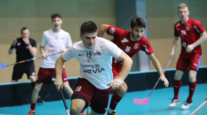 Viens no aktīvākajiem Latvijas izlases rindās spēlē pret čehiem bija Toms Akmeņlauks
Foto: IFF Floorball