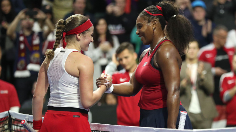 Aļona Ostapenko un Serēna Viljamsa. Foto: AFP/Scanpix